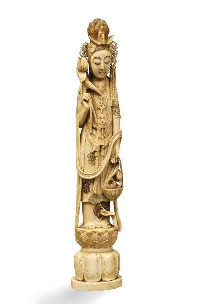 null Okimono en ivoire marin représentant la déesse Kanon debout sur un socle lotiforme...