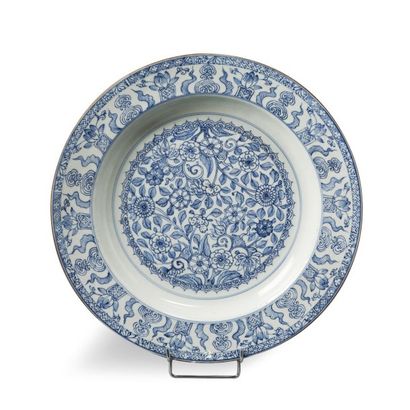 Grand plat en porcelaine à décor en bleu...