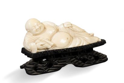 null Petit okimono en ivoire représentant Boudha couché. Japon, vers 1900 Larg.:...