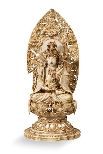null Sujet en ivoire représentant un boddhisattva assis sur un lotus épanoui tenant...