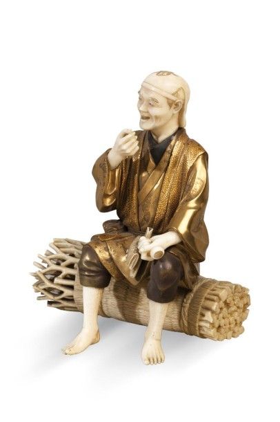 null Okimono en bois laqué or et ivoire représentant un homme fumant sa pipe assis...