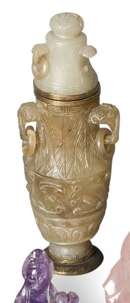 null Vase couvert de forme balustre en jade céladon sculpté de motifs archaïsants,...