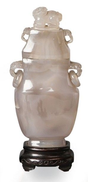 null Vase couvert de forme HU en agate gris-beige, anses à anneaux mobiles, la prise...