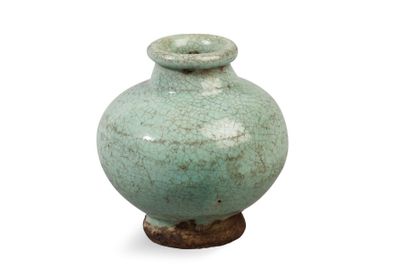 null Petit vase globulaire émaillé céladon craquelé. Chine, période Ming Haut: 10...