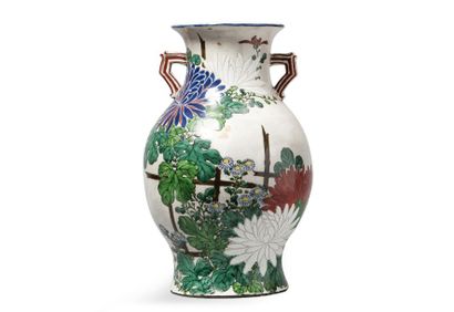 null Vase balustre en faïence de Kutani à décor de fleurs et végétaux. Japon, XXème...