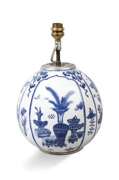 null Vase globulaire en porcelaine et émaux blanc bleu, à décor en médaillon de fleurs...