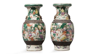 null Paire de vases de forme balustre en porcelaine de Nankin à décor polychrome...