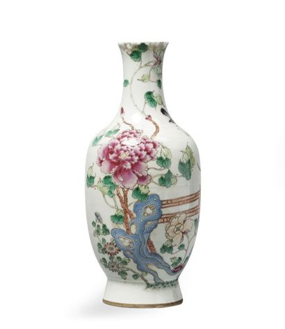 null Vase en porcelaine à décor émaillé polychrome de la famille rose de fleurs et...
