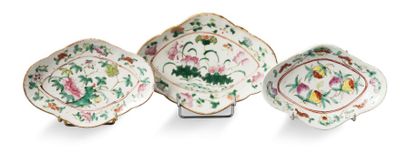 null Trois raviers polylobés en porcelaine décorés en émaux de la famille rose de...