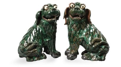 null Paire de lions en grès émaillé vert. Chine, XIXème Haut: 35 cm(*)
