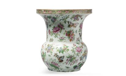 null Vase en porcelaine de Canton polychrome à décor d'oiseaux, papillons et fleurs...