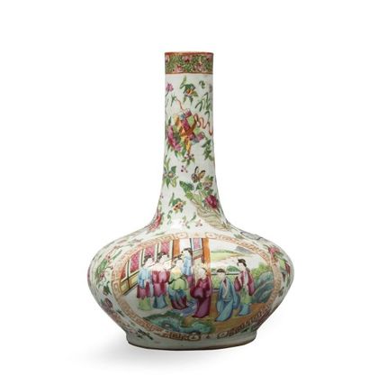 null Vase à large panse aplatie et long col en porcelaine de canton à décor polychrome...