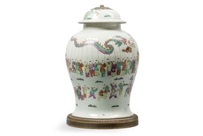 null Vase couvert de forme balustre en porcelaine à décor émaillé de la famille rose...