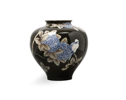 Vase en porcelaine émaillée brun à décor...