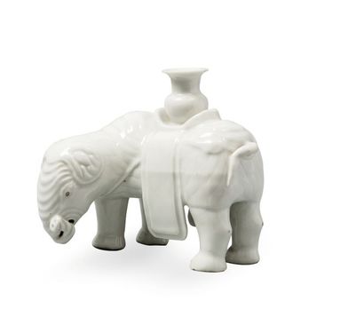 null Sujet en porcelaine blanc de Chine représentant un éléphant formant un bougeoir...