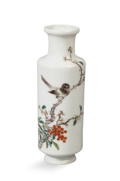 null Petit vase rouleau en porcelaine et émaux polychromes à décor d'un oiseau perché...