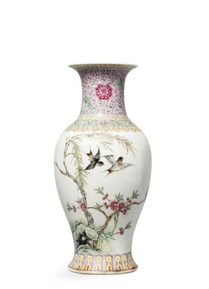 null Vase de forme balustre en porcelaine à décor émaillé polychrome dans le style...