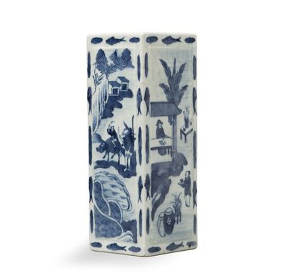 null Vase quadranglaire en porcelaine bleu sous couverte à décor de personnages Chine,...