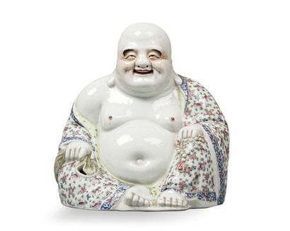 null Bouddaï assis en porcelaine à décor émaillé de la famille rose tenant le rosaire...