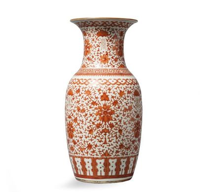 null Vase balustre en porcelaine émaillée corail à décor de chauve-souris, fleurs...