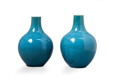 null Deux vases à col coupé à glaçure émaillée bleue Chine, période Qing Haut: 13...