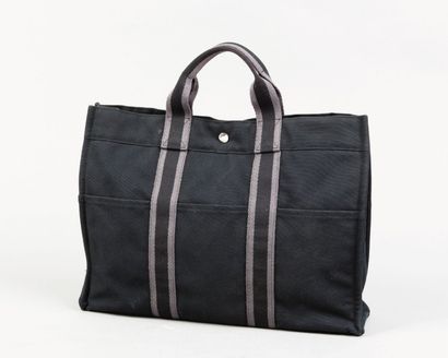 HERMÈS Paris made in France Sac «Toto» 43cm en toile noire, fermeture pression en...