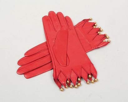 HERMÈS Paris made in France Amusante paire de gants en cuir agneau rouge à finition...