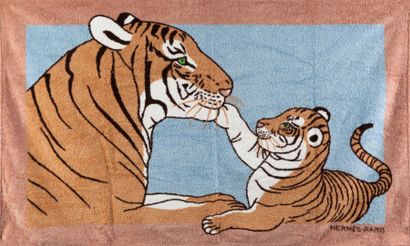HERMÈS Paris made in France Drap de bain en coton éponge à décor de deux tigres,...