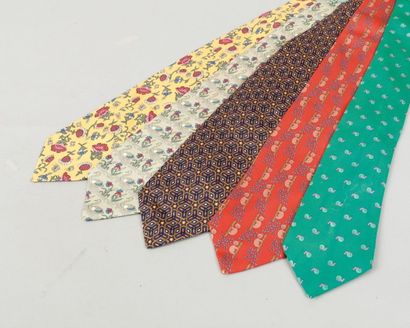 HERMÈS Paris made in France Lot de cinq cravates en soie imprimée. Bon état
