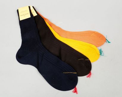 John LOBB Lot composé de quatre paires de chaussettes en coton côtelé, respectivement...