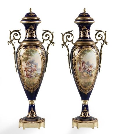 null Paire de vases couverts en porcelaine bleue, à décor en réserves de scènes galantes....