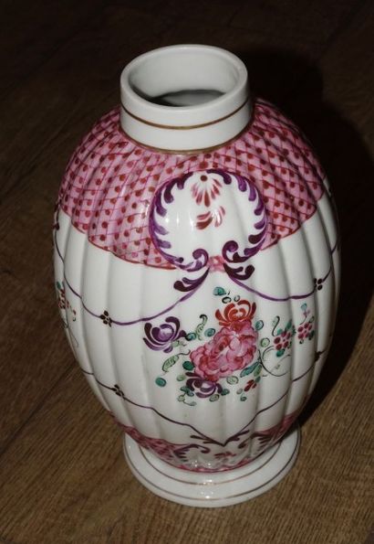 PARIS, Manufacture de SAMSON Paire de vases ovoïdes cannelés en porcelaine à décor...
