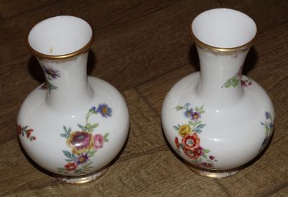 null Paire de petits vases balustre en verre opalin blanc à décor floral imprimé...