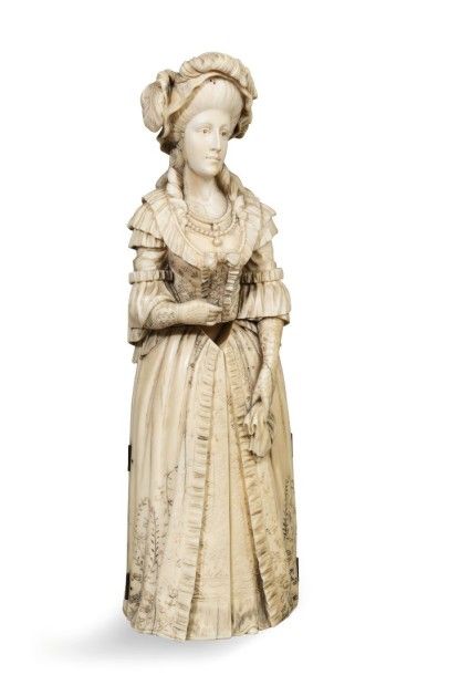 null Statuette en ivoire sculpté figurant la reine Marie-Antoinette debout, sa robe...