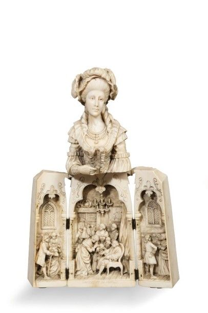 null Statuette en ivoire sculpté figurant la reine Marie-Antoinette debout, sa robe...