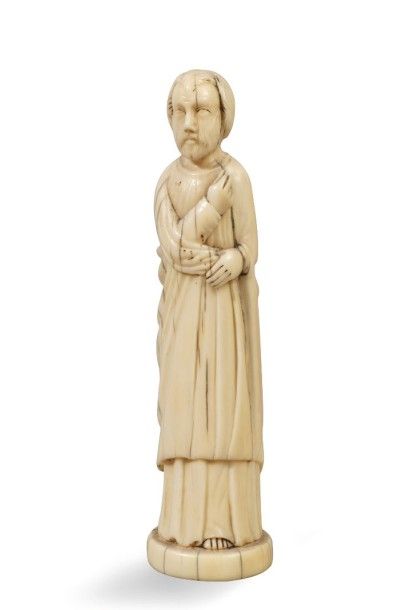 null Statuette en ivoire représentant un saint personnage debout. Style roman, XIXème...