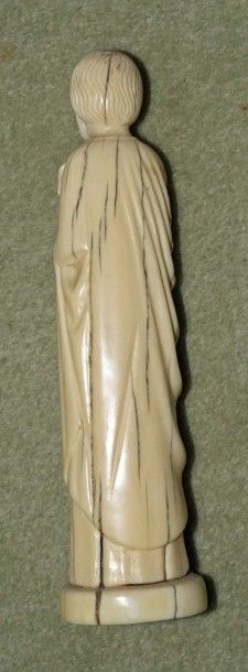 null Statuette en ivoire représentant un saint personnage debout. Style roman, XIXème...