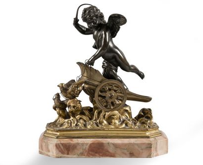 null Sujet en bronze doré et patiné représentant Cupidon sur son char. Socle en marbre...