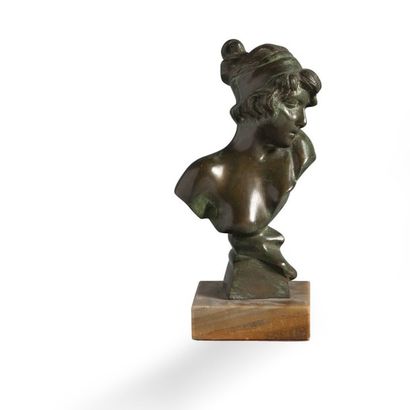 Anonyme vers 1930 Buste de jeune femme en bronze à patine verte de fouille. Repose...