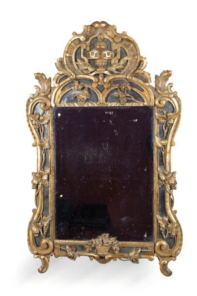 null Grand miroir en bois sculpté et doré. Travail provençal de style Louis XV, XIXème...