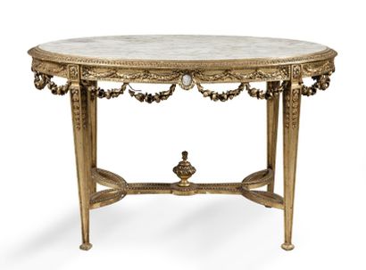 null Table de salon de forme ovale en bois sculpté et doré à décor de guirlandes...