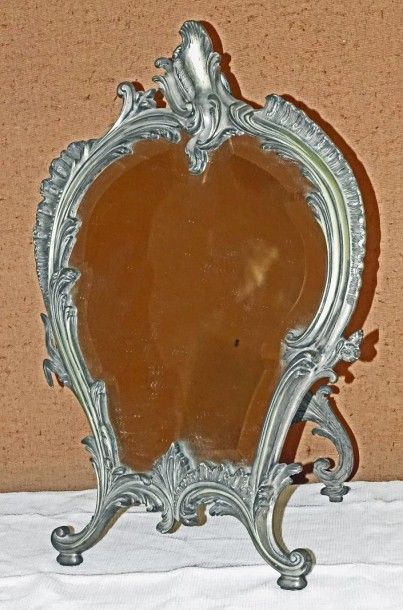 null Miroir de toilette à chevalet en bronze argenté, chiffré M.H. Style Rocaille....