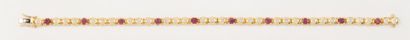 null Bracelet ligne en or jaune serti de diamants alternés de rubis. P. 14,5g.