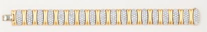null Bracelet articulé en or jaune et or gris godronnés orné de motifs ovales pavés...