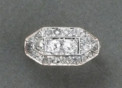 null Bague en platine ornée de diamants taillés en brillant. Vers 1925. P. 3,5g.