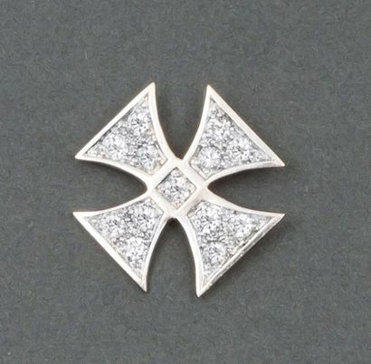 null Pendentif «Croix de Malte» en or gris orné de diamants taillés en brillant....