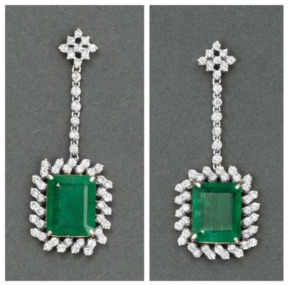 null Paire de pendants d'oreilles en or gris ornés chacun d'un motif et d'une ligne...