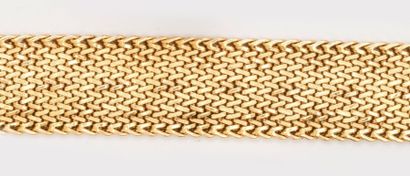 null Bracelet ruban en or jaune à maille chevron. Longueur: 19 cm. P. 45,8g.