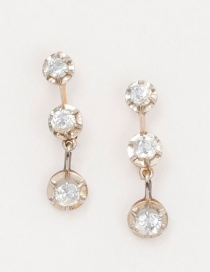 null Paire de pendants d'oreilles en or jaune et or gris ornés chacun de trois diamants...