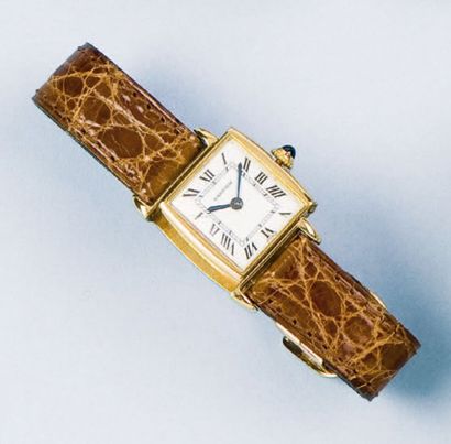 null CARTIER - REVERSO. Montre de poignet de dame en or jaune. Cadran blanc à chiffres...